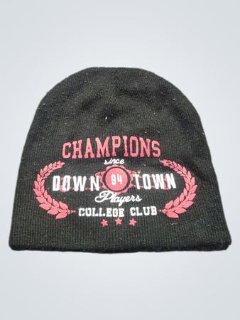 Schwarze Strickmütze mit „Downtown Players College Club“-Grafik