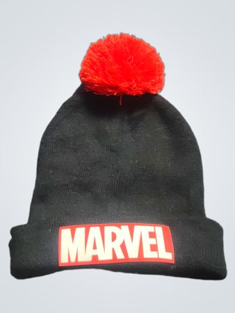 Schwarze Mütze mit rotem Bommel und MARVEL-Logo