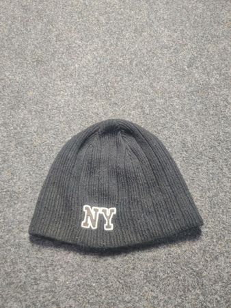 Schwarze gerippte Strickmütze mit „NY“-Logo und „SPORT“-Etikett