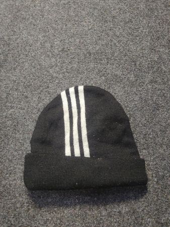 Adidas schwarze Mütze mit weißen Streifen