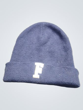 Blaue Mütze mit F-Logo