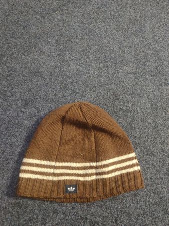 Adidas braune gestreifte Mütze