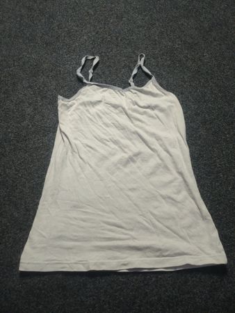 Weiße Camisole mit grauem Besatz