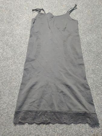 Schwarzes Slipkleid mit Spitzenbesatz