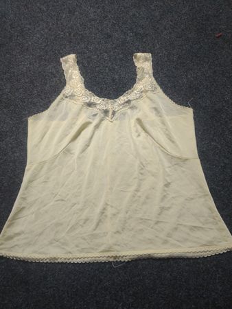 Gelber Spitzenbesatz-Unterkleid
