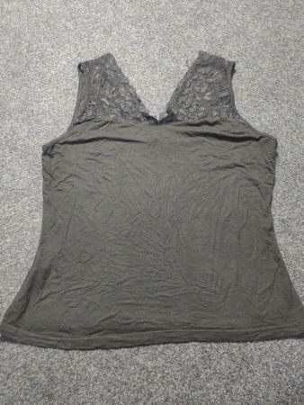 Schwarzes Top mit Spitzensaum