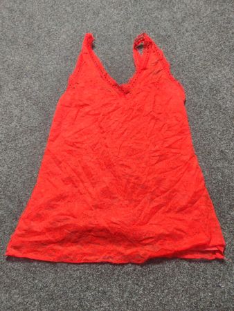 Rotes Spitzen-Top