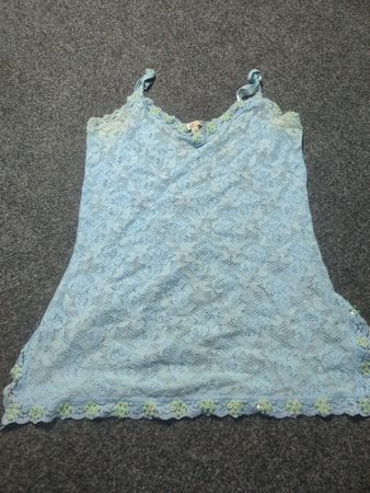 Hellblaues Spitzencami mit Pailletten
