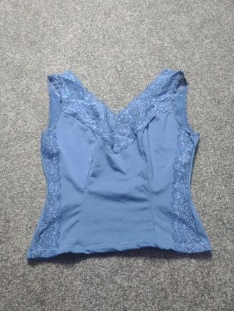 Tanktop mit blauer Spitzenborte
