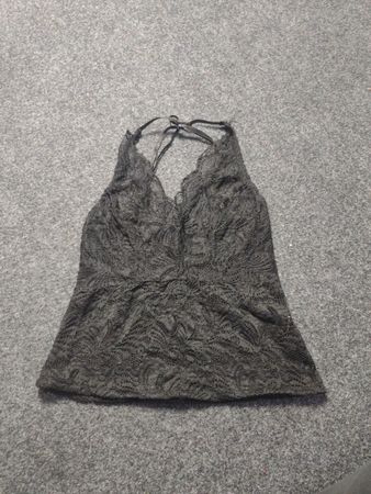Schwarzes Spitzenhalter-Top