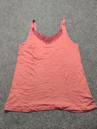 Korallfarbenes Tanktop mit Spitzen-Ausschnitt