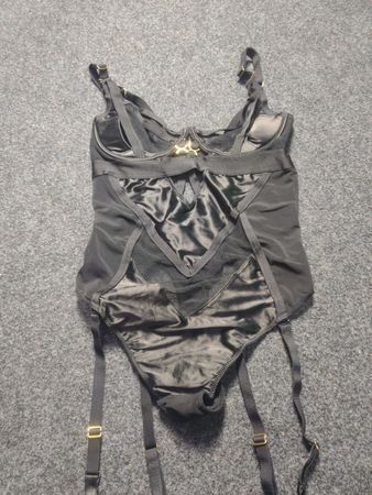 Schwarzer Bodysuit mit Strapsgürteln