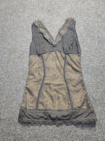 Schwarzes Camisole mit schwarzer und goldener Spitzenborte
