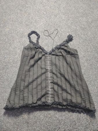 Schwarzes Camisole mit gerafften Trägern und Haken- und Ösenverschluss