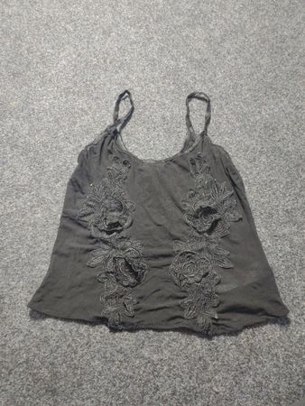 Schwarzes Tanktop mit Blumenstickerei