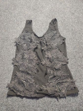 Schwarzes Tanktop mit Blumenapplikationen