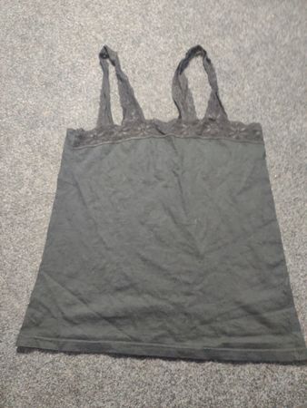 Schwarzes Tanktop mit Spitzen-Trägern