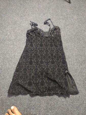 Schwarzes Spitzenunterkleid