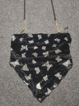 Schwarze Samthandtasche mit Schmetterlingsdruck