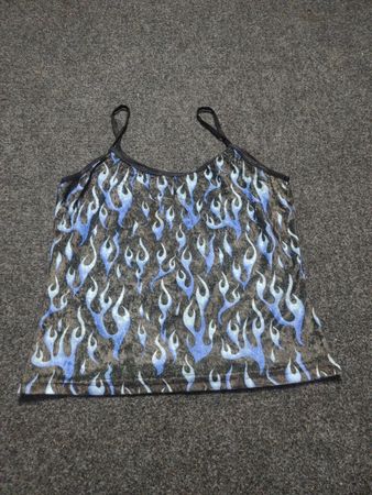 Schwarzes Tanktop mit blauem Flammenmuster