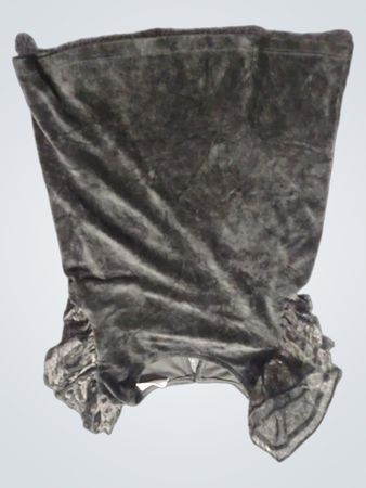 Schwarzes Samtkleid mit Spitzenbesatz