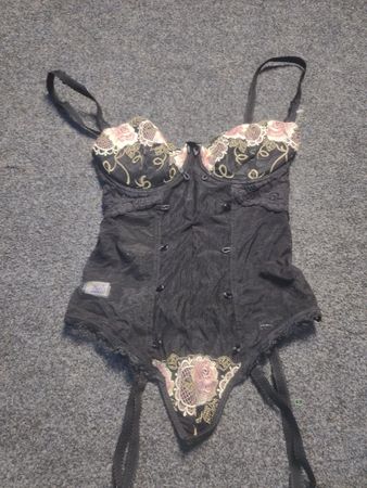 Corset noir avec broderie rose et blanche