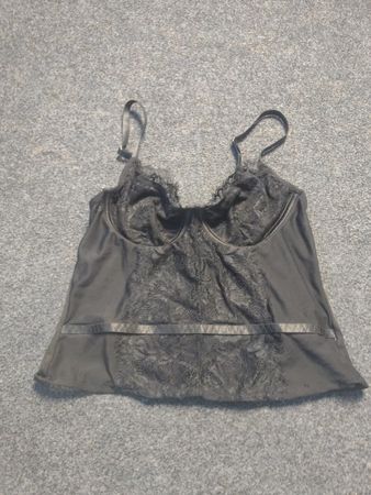 Camisole mit schwarzer Spitzenborte