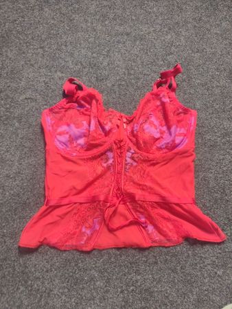 Camisole en dentelle rouge