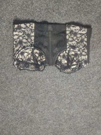 Black lace strapless bra