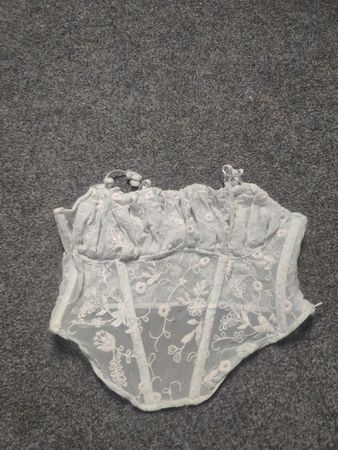 Corpete de Renda Branca com Bordado Floral