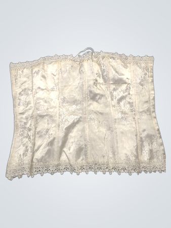 Corpete branco com acabamento em renda