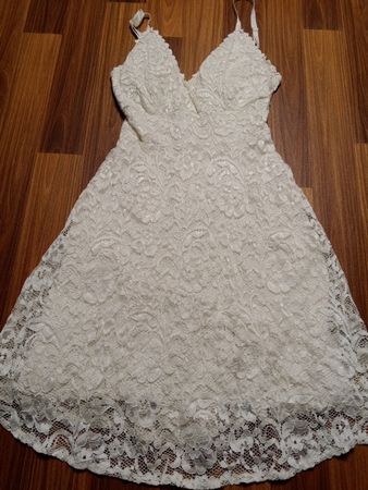 Weißes Spitzenkleid