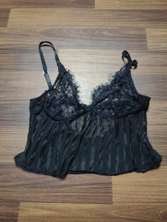 Schwarzes Spitzenbesatz-Top