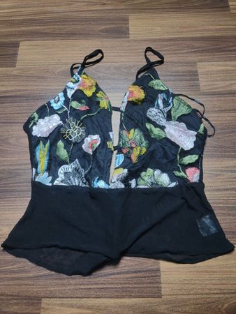 Schwarzes, floral besticktes Spaghetti-Top