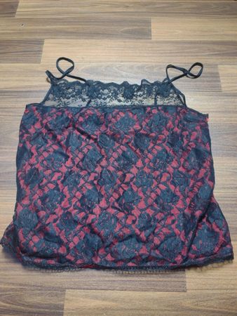 Rote und schwarze Spitze Camisole