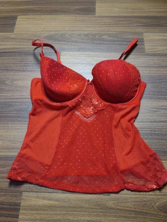 Rote Spitze und Netz Chemise