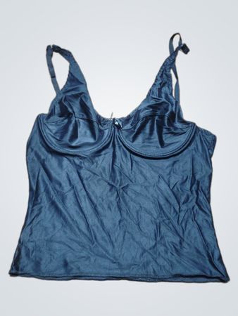Schwarzes Top mit verstellbaren Trägern
