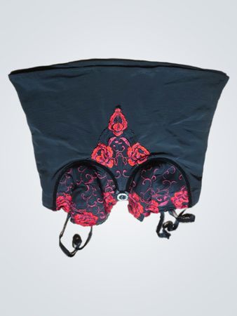 Schwarze und rote gestickte Chemise