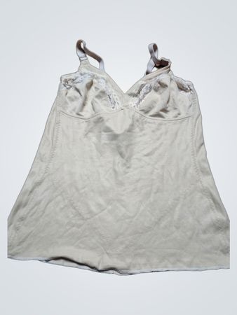 Beige Slip mit Spitzenbesatz
