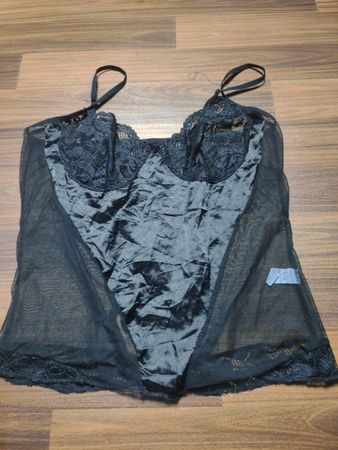 Chemise mit schwarzem Spitzenbesatz
