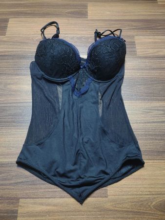 Schwarzer Body mit Spitzenbesatz