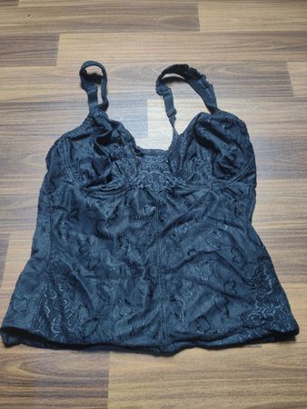 Schwarzes Spitzen-Camisole mit verstellbaren Trägern