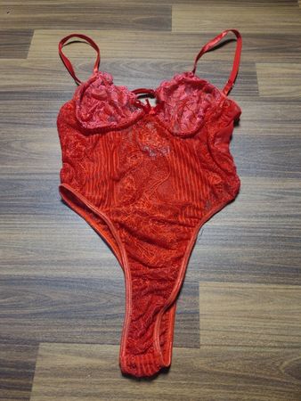 SAINT GENIES Roter Spitzenbodies