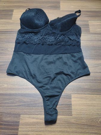 Schwarzer Spitzenrand-Body