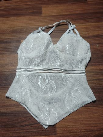 Weißer Spitzen-Body mit Halterneck und gepolsterten Cups