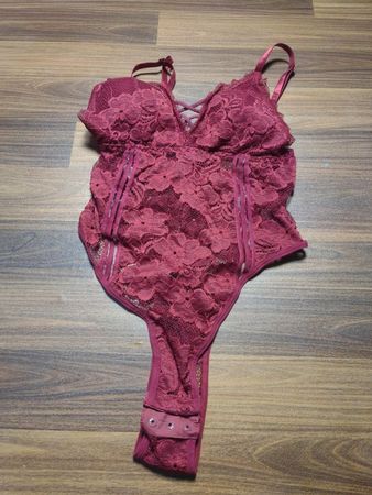 Maroon Spitzen-Bodysuit
