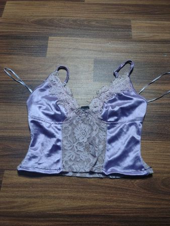 Lila Spitzen-Cami