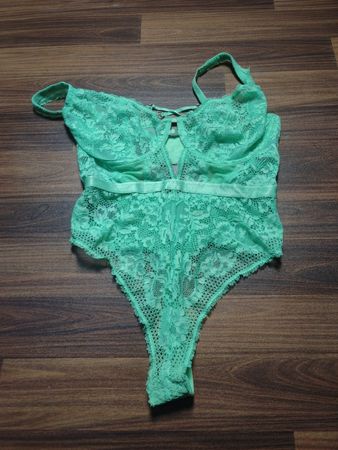 Minzgrüner Spitzen-Bodysuit