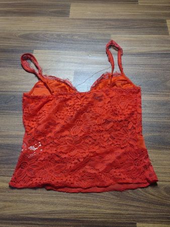 Rote Spitzen-Camisole