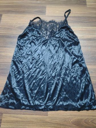 Schwarze satinierte Spaghetti-Top mit Spitzenbesatz